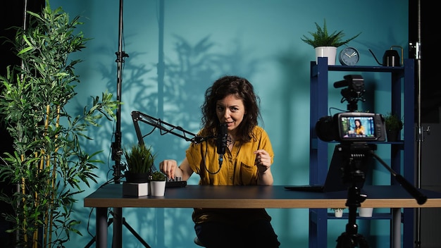 Anfitrión de un programa en línea usando un micrófono profesional para crear un video relajante