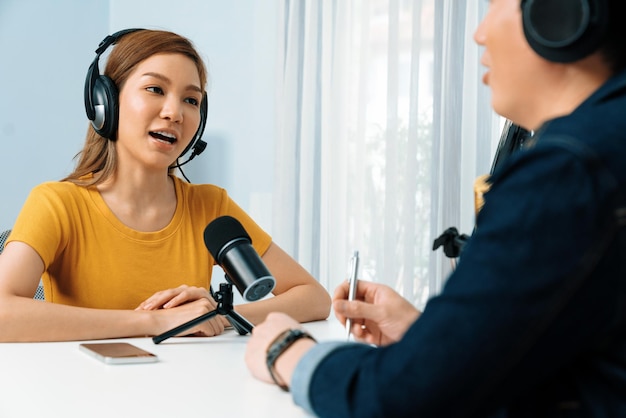 Anfitriona de radio con auriculares entrevista a una mujer infobahn en línea social