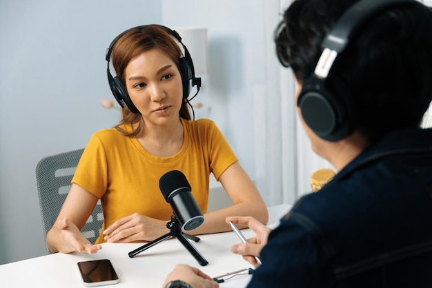 Anfitriona de radio con auriculares entrevista a una mujer en línea Infobahn