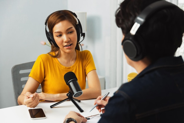 Anfitriona de radio con auriculares entrevista a una mujer en línea Infobahn