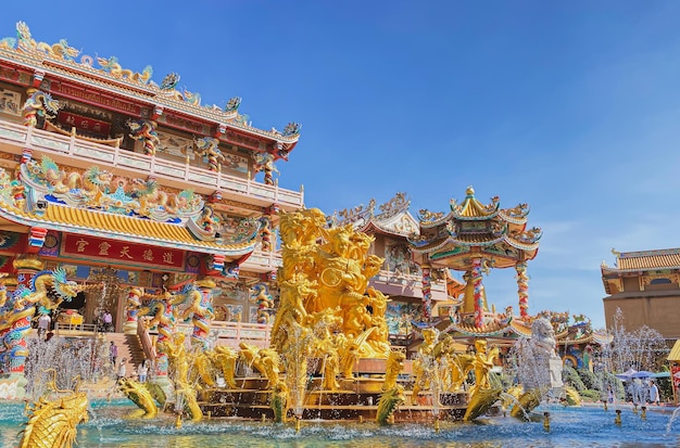 Ang Silla, Chonburi, Tailândia - 14 de janeiro de 2023, a estátua Naja dourada é uma bela tailandesa e chinesa