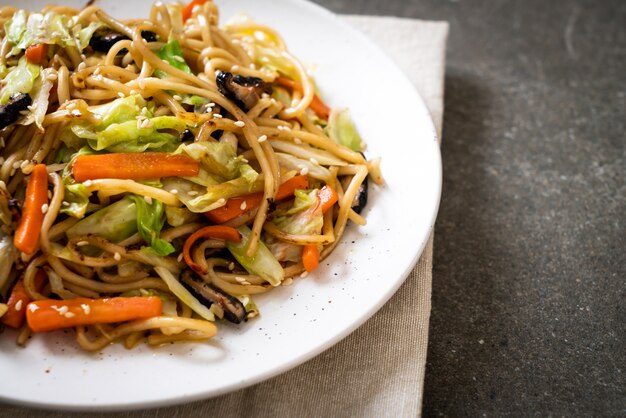 angebratene Yakisoba-Nudeln mit Gemüse