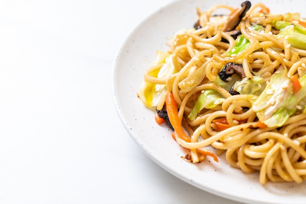 angebratene Yakisoba-Nudeln mit Gemüse