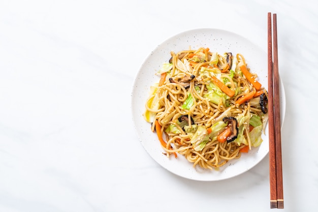 angebratene Yakisoba-Nudeln mit Gemüse