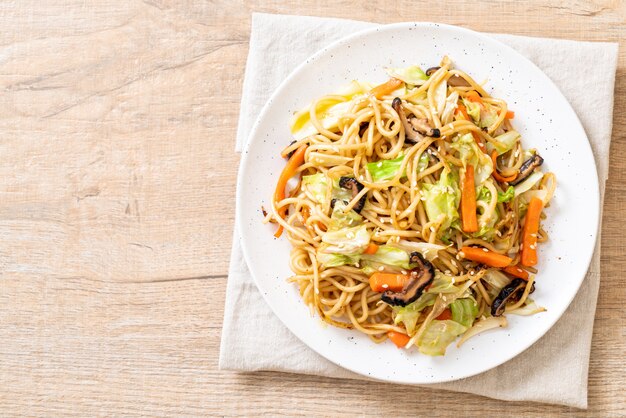 angebratene Yakisoba-Nudeln mit Gemüse