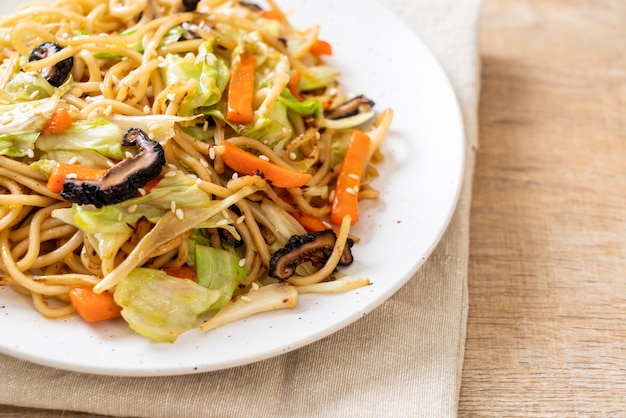 angebratene Yakisoba-Nudeln mit Gemüse