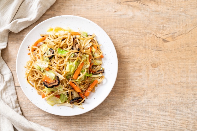 angebratene Yakisoba-Nudeln mit Gemüse