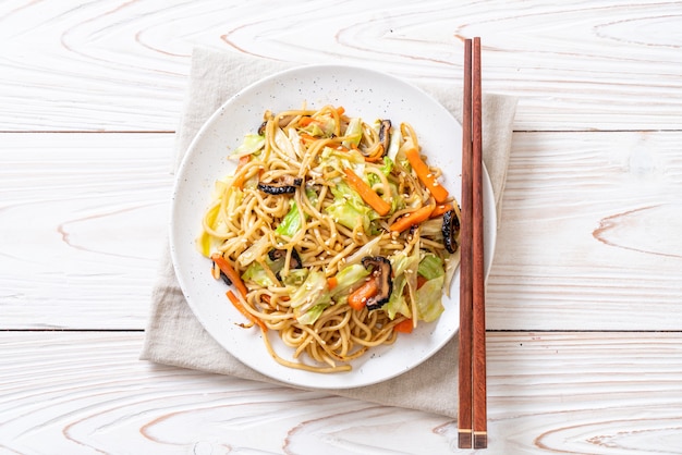 angebratene Yakisoba-Nudeln mit Gemüse