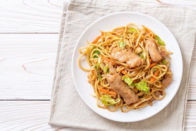 angebratene Yakisoba-Nudeln mit Schweinefleisch