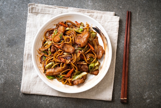 angebratene Yakisoba-Nudeln mit Schweinefleisch