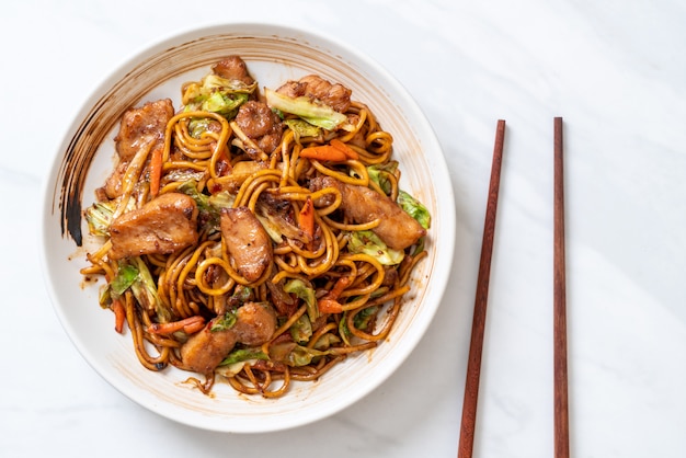 angebratene Yakisoba-Nudeln mit Schweinefleisch