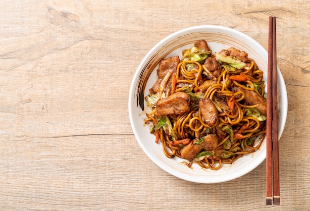 angebratene Yakisoba-Nudeln mit Schweinefleisch