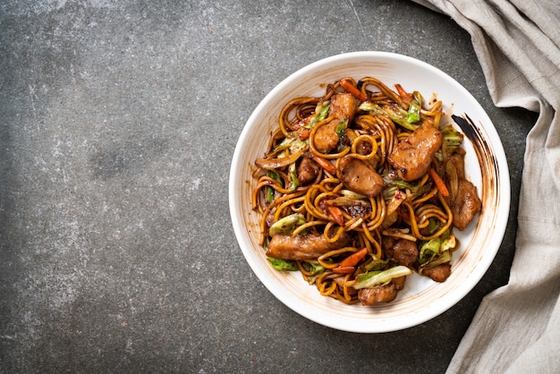 angebratene Yakisoba-Nudeln mit Schweinefleisch