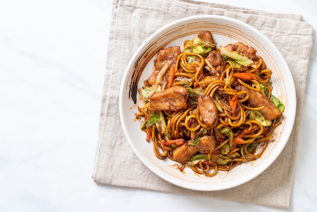 angebratene Yakisoba-Nudeln mit Schweinefleisch