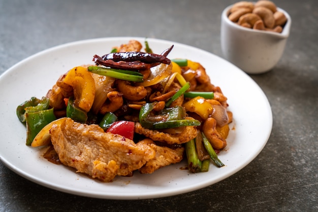 Angebratenes Huhn mit Acajounüssen