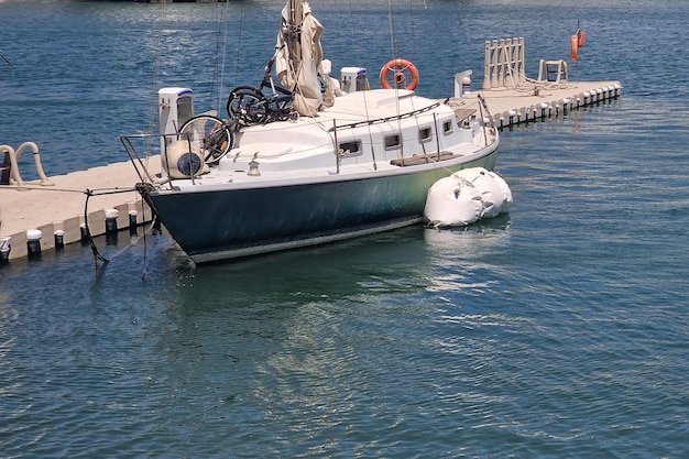 Angedocktes Segelboot nach Hurrikan beschädigt