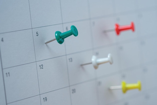 Foto angeheftet in einem kalender auf datum geschäftstreffen zeitplan reiseplanung oder projektmeilenstein und restkonzept