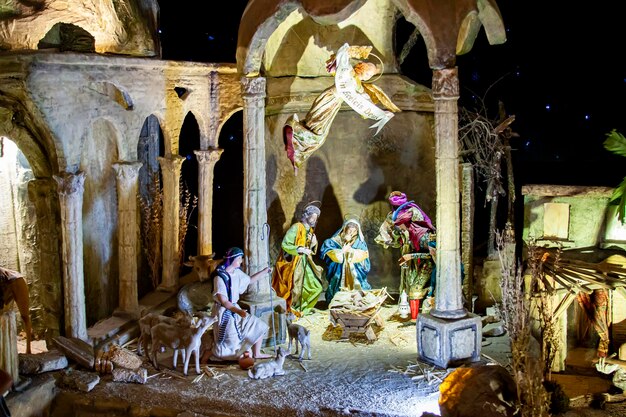 El ángel acaba de anunciar el nacimiento de Jesús a los niños pastores
