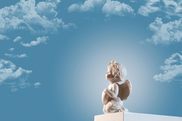 Angel Cupid auf dem Podium mit einem Herzen auf einem Himmel mit Wolken Hintergrund Valentinstag