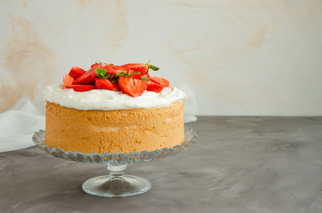 Angel Food Cake mit Schlagsahne und frischen Erdbeerscheiben