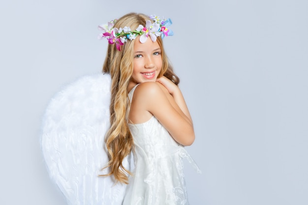 Angel niña niños dulce expresión y alas blancas