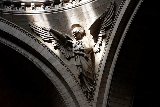 Foto Ángel en los rayos del mundo en la cúpula de la catedral del sacre coeur en parís francia.