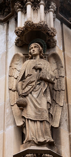 ángel sosteniendo un hermoso incensario en la fachada de la catedral