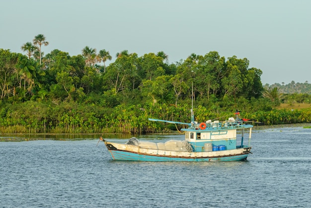 Angelboote/fischerboote auf dem fluss preguica barreirinhas maranhao brasilien