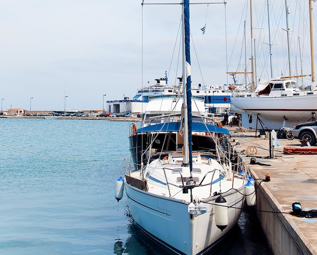 Angelboote/Fischerboote vertäut im Hafen in der Stadt Zante, Zakynthos, Greece