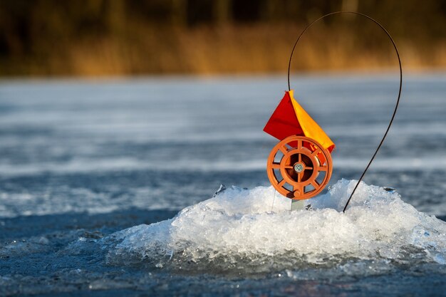 Angelgerät für das Winterfischen, Angeln im Winter im Loch auf lebenden Ködern.