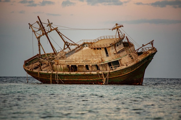 Angeln hölzernes Schiffswrack in Marsa Alam, Ägypten