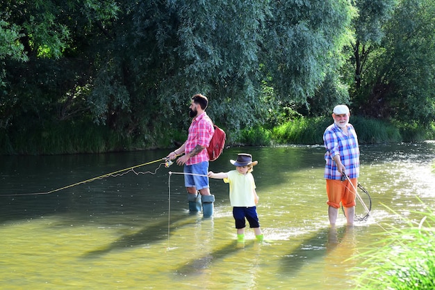 Angeln kleiner Junge Fliegenfischen auf einem See mit seinem Vater und Großvater