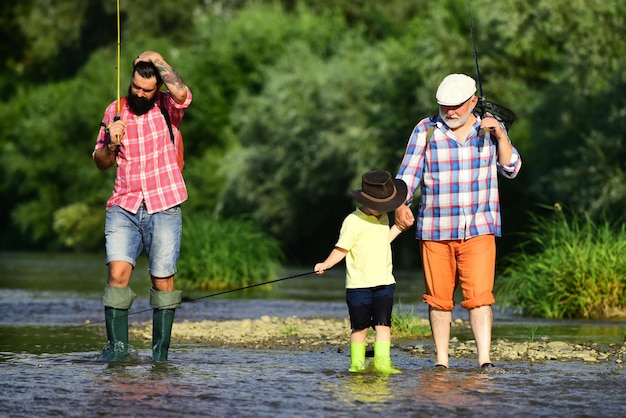 Angeln mit Sohn und Enkel, Großvater und Vater mit süßem Kind, Junge angeln