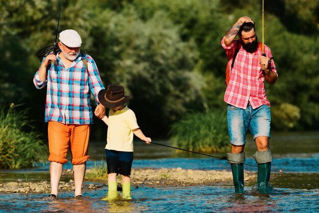 Angeln mit Sohn und Enkel, Großvater und Vater mit süßem Kind, Junge angeln