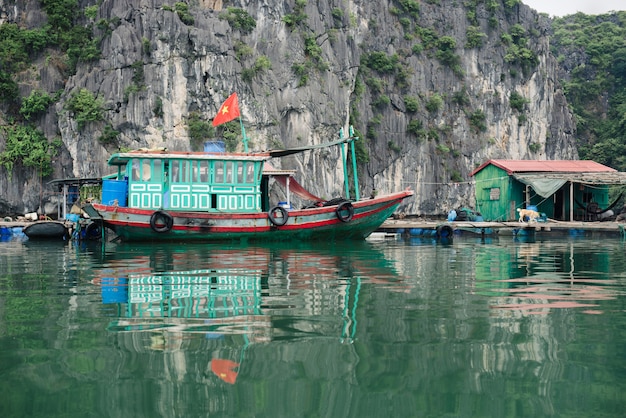 Angeln und Hausboot in der Halong Bucht