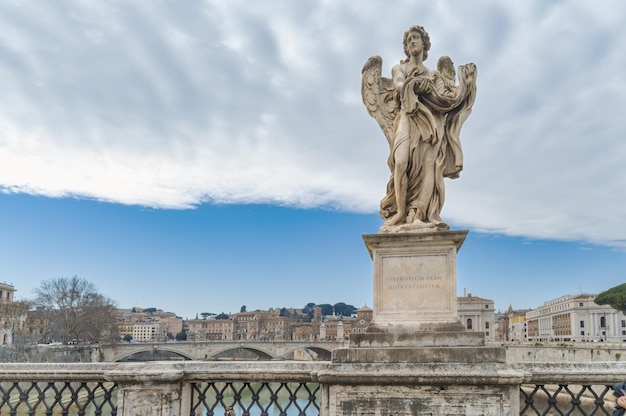 Angelo de Bernini estatua de túnicas y dados en el puente de Sant Angelo en Roma