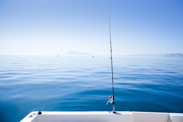 Angelrute des Bootes im blauen Mittelmeer