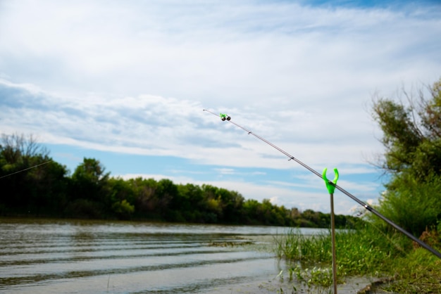 Angelrute gegen den Himmel Fishing Hobby