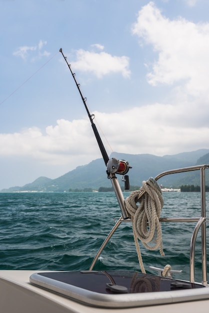 Angelrute und Rolle auf einer Segelyacht