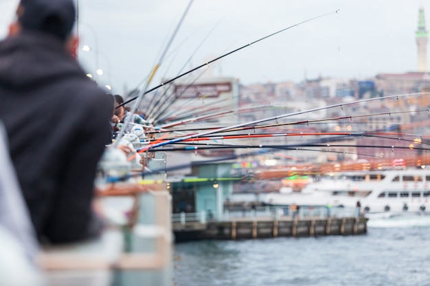 Angelruten auf der Galata-Brücke in Istanbul