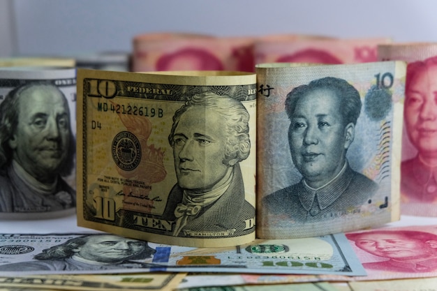 Angesicht zu Angesicht der Dollar- und Yuan-Banknoten, die USA und China Krieg haben und erhöhen