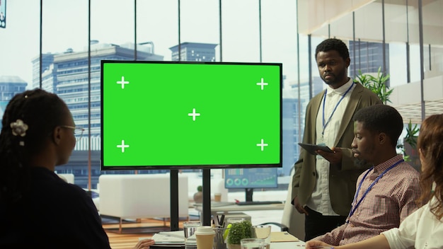 Angestellte und Investoren, die an einem Briefing neben einem isolierten Kopierplatz teilnehmen