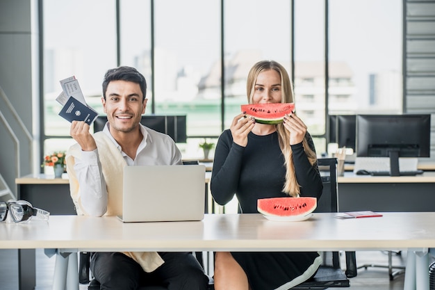 Angestellter im Büro bereit, an den Sommerferienfeiertagen zu reisen.