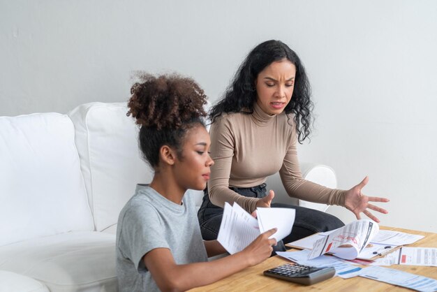 Angestresste afroamerikanische Frauen haben finanzielle Probleme mit Kreditkarten-Schulden zu bezahlen entscheidende Show-Konzept von schlechtem persönlichen Geld und Hypothekenbezahlung Managementkrise