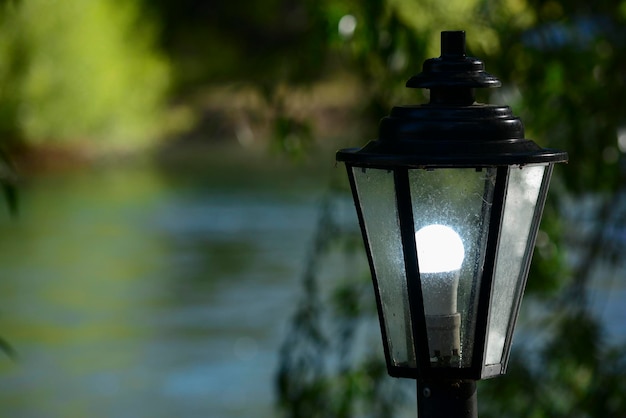 angezündete Laterne mit Fluss im Hintergrund