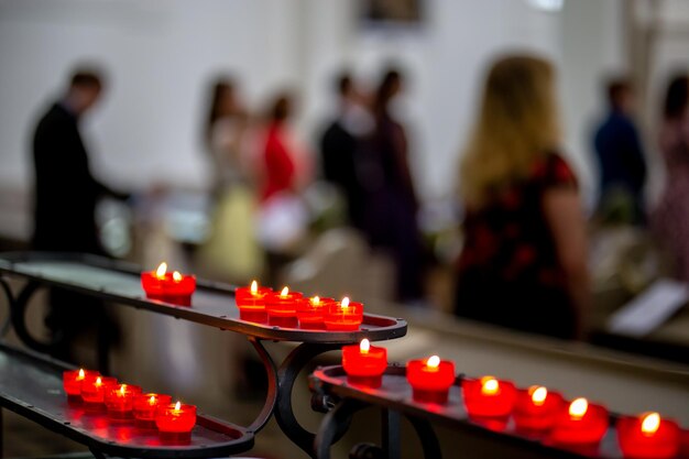 Foto angezündete tee-lichtkerzen im tempel