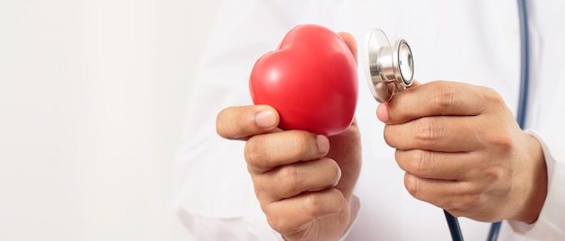 La angina es una enfermedad cardíaca común en adultos Los principales factores de riesgo incluyen el aumento de la edad el tabaquismo excesivo Hiperlipidemia diabetes presión arterial alta