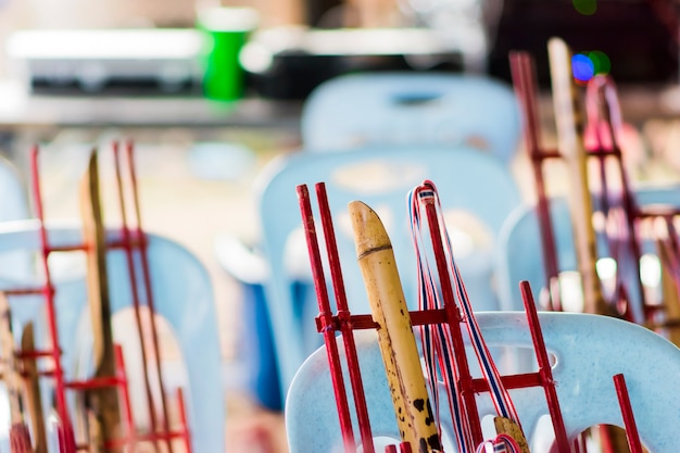 Angklung es uno de los musicales tradicionales, colocado en la silla.