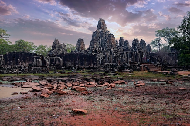 Angkor Wat é um enorme complexo de templos hindus no Camboja...