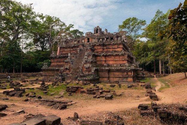 Angkor Wat es un enorme complejo de templos hindúes en Camboya.